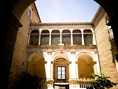 Il suggestivo cortile interno rinascimentale di Palazzo Azzolino a Fermo, progettato da Antonio da Sangallo il Giovane, con eleganti loggiati ad arcate a tutto sesto e ampie vetrate
