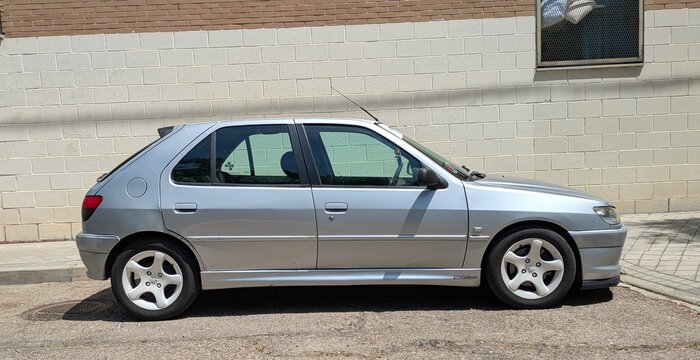 Vista lateral de un autom&oacute;vil berlina Peugeot 306 aparcado en una calle de Madrid, Espa&ntilde;a, 31 de mayo de 2026