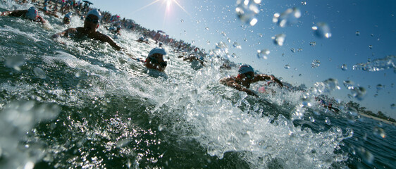 Obraz premium Dynamic Swimming Competition: Action-Packed Outdoor Aquatic Sports for Summertime Fun and Fitness
