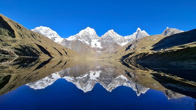 Lago espejado con las monta&ntilde;as en la cordillera de Huayhuash