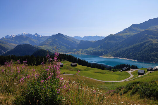 Lac et barrage de Roselend. Le Mont Blanc en arri&egrave;re plan - Beaufort - Beaufortain - Savoie