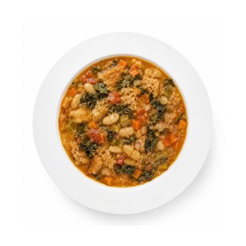 Ribollita auf wei&szlig;em Teller, freigestellt auf wei&szlig;em Hintergrund. Toskanische Brotsuppe mit Bohnen, Gr&uuml;nkohl und Gem&uuml;se in rustikaler Top-View, ideal f&uuml;r Food-Stock.