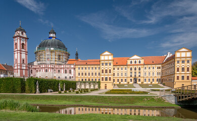 Obraz premium A Czech chateau surrounded by gardens in Jaromerice. A beautiful chateau in Jaromerice. A Baroque chateau surrounded by a park and garden in the Czech Republic.