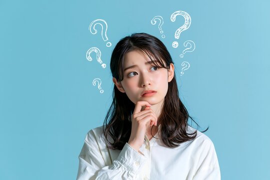 疑問を抱き思考する若い日本人女性真剣な眼差しで問題解決を探す