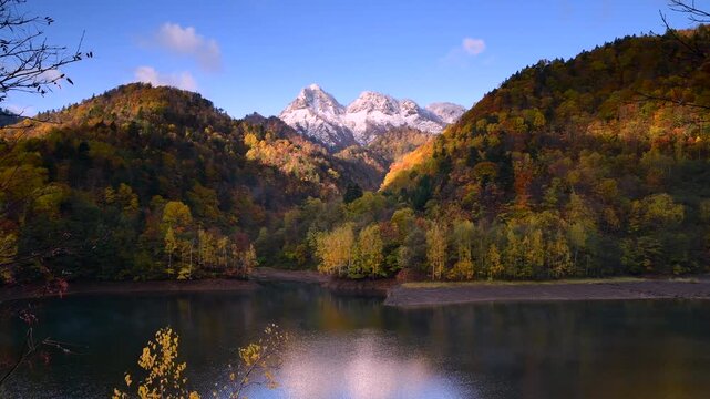 さっぽろ湖と天狗岳と紅葉
