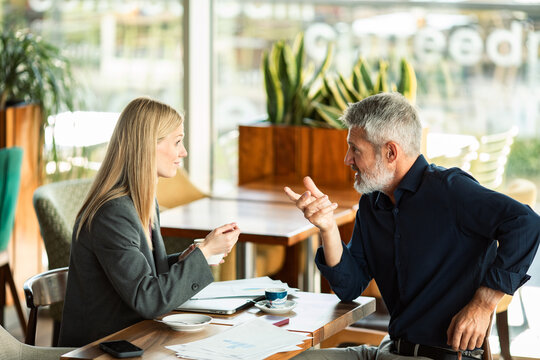 Business colleagues discussing strategy at cafe