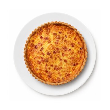 Quiche Lorraine auf wei&szlig;em Teller &ndash; Klassische franz&ouml;sische Specktarte aus Lothringen mit M&uuml;rbeteig, Ei und Sahne, goldbraun gebacken und freigestellt auf hellem Hintergrund.