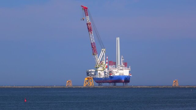 石狩湾新港沖の船体をジャッキアップした洋上風力発電の設置作業