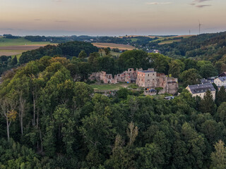 Fototapeta premium panorama drohnenbild der Schlossruine Hartenstein, Sachsen