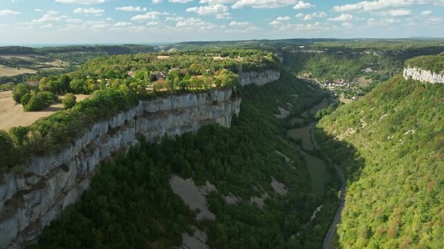 Vue panoramique sur la recul&eacute;e de Baume-les-Messieurs, Jura (39)