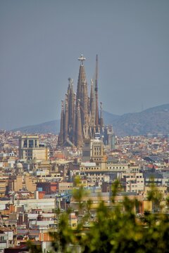 Agosto 2026. Vista de Barcelona y la Sagrada Familia en un d&iacute;a caluroso y soleado.