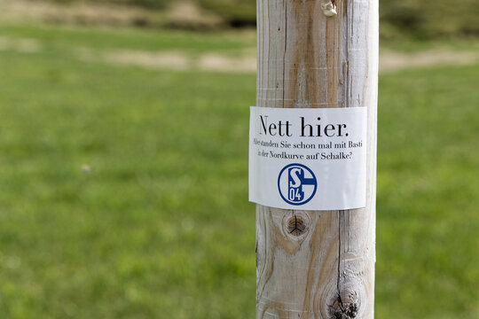 Schalke 04 Nett Hier Fan Sticker on Wooden Pole
