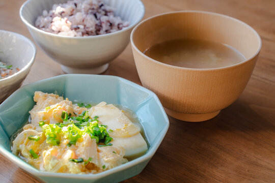 丁寧な盛り付けが美しい、和朝食の豆腐と卵のあんかけ。