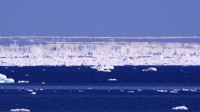 二層の幻氷（蜃気楼）と流氷とオホーツク海