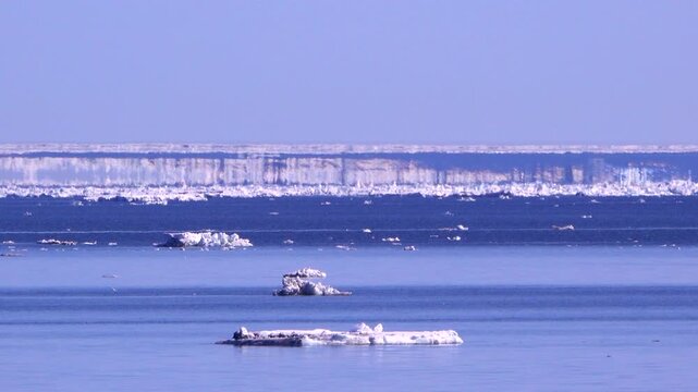 二層の幻氷（蜃気楼）と流氷とオホーツク海
