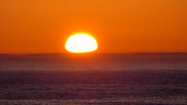太平洋の日の出と蜃気楼（水平線）