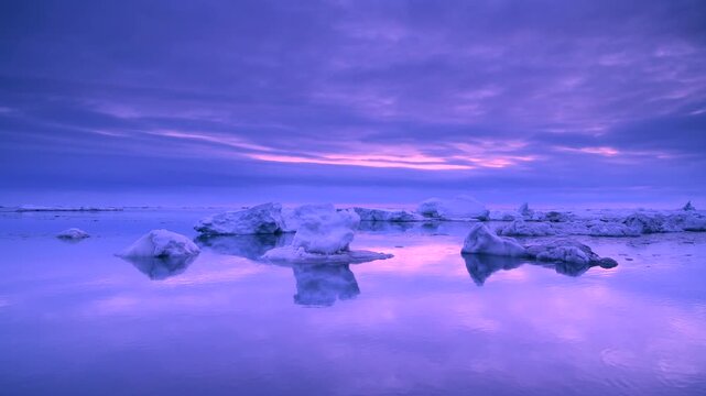 流氷岬の朝の流氷とオホーツク海
