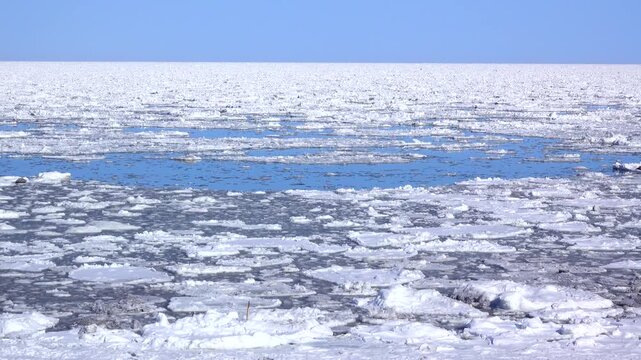 流れる流氷とオホーツク海