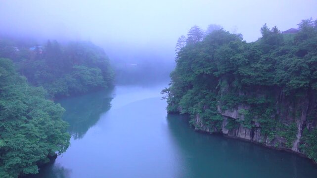 只見川と朝霧