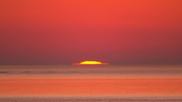 四角い太陽　日の出とオホーツク海