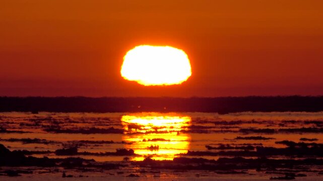 四角い太陽（日の出）とオホーツク海の流氷と陽炎