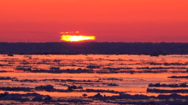 四角い太陽（日の出）とオホーツク海の流氷と陽炎