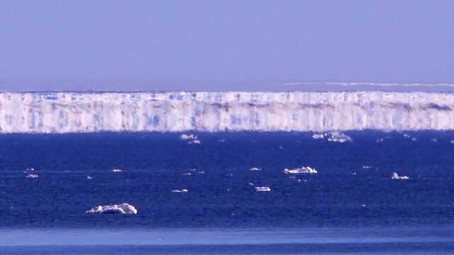 二層の幻氷（蜃気楼）と流氷とオホーツク海