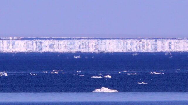 二層の幻氷（蜃気楼）と流氷とオホーツク海