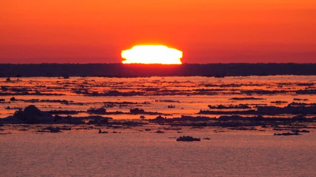 四角い太陽（日の出）とオホーツク海の流氷と陽炎