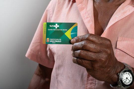 S&atilde;o Paulo, Brazil, August 5, 2026 &mdash; An elderly man shows his SUS National Health Card