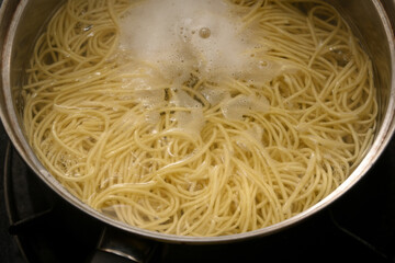 ラーメンを茹でている様子 © tkpho