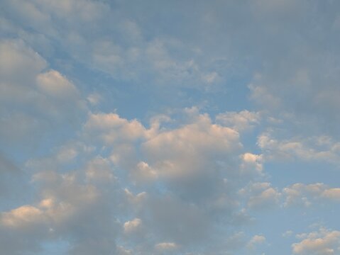 朝あけの雲間