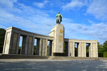 Obraz premium BERLIN GERMANY : Soviet War Memorial (Tiergarten) is war memorials to commemorate war dead of 80,000 soldiers of Soviet Armed Forces who died during the Battle of Berlin in April and May 1945