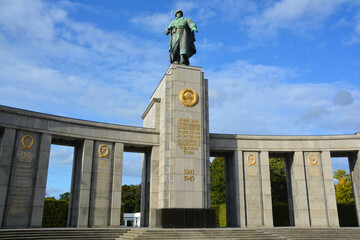 Obraz premium BERLIN GERMANY : Soviet War Memorial (Tiergarten) is war memorials to commemorate war dead of 80,000 soldiers of Soviet Armed Forces who died during the Battle of Berlin in April and May 1945