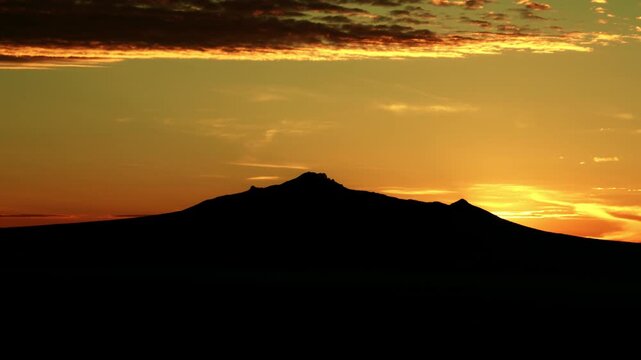 Malinche volcano silhouette during a golden sunrise