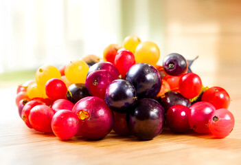 Obraz premium Pile of fresh colorful grapes on a wooden surface, healthy eating and natural food