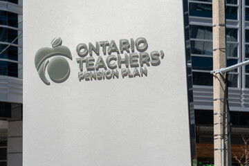 Fototapeta premium Toronto, Ontario, Canada - August 5, 2026: A signage for Ontario Teachers' Pension Plan outside their Global headquarters office building on Front St W in Toronto, Ontario, Canada. The plan manages re