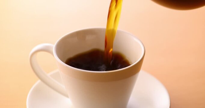 ホットコーヒーを注ぐ