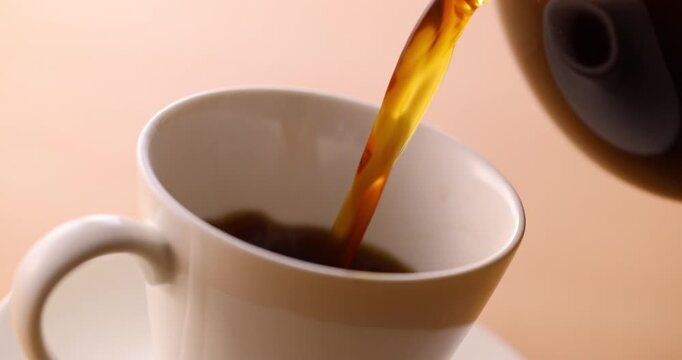 ホットコーヒーを注ぐ