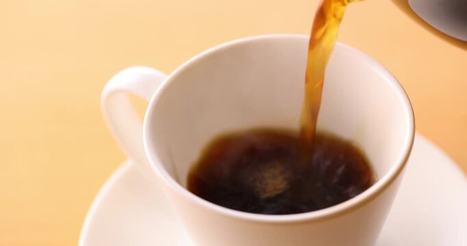 ホットコーヒーを注ぐ