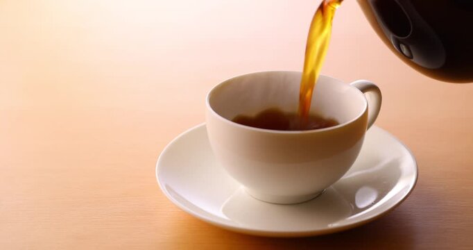 ホットコーヒーを注ぐ