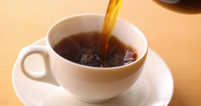 ホットコーヒーを注ぐ