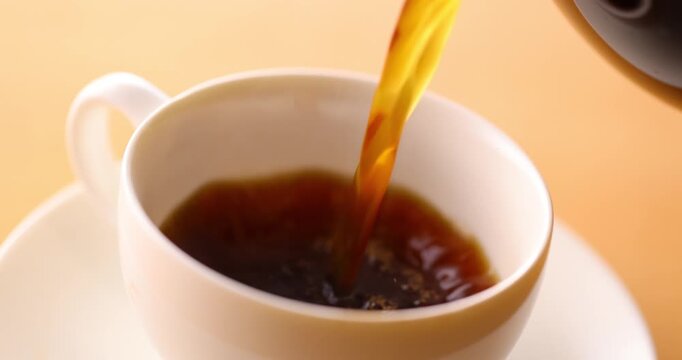 ホットコーヒーを注ぐ
