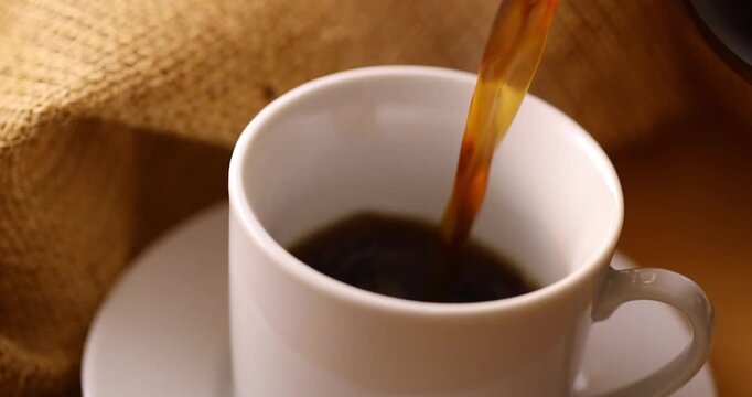 ホットコーヒーを注ぐ