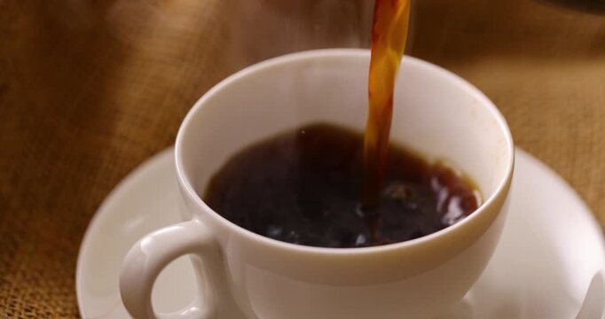ホットコーヒーを注ぐ