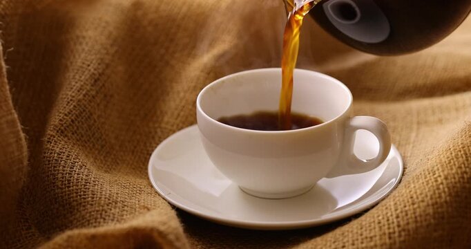 ホットコーヒーを注ぐ
