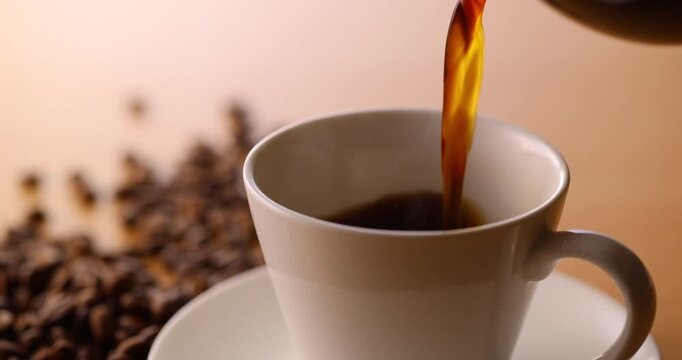 ホットコーヒーを注ぐ
