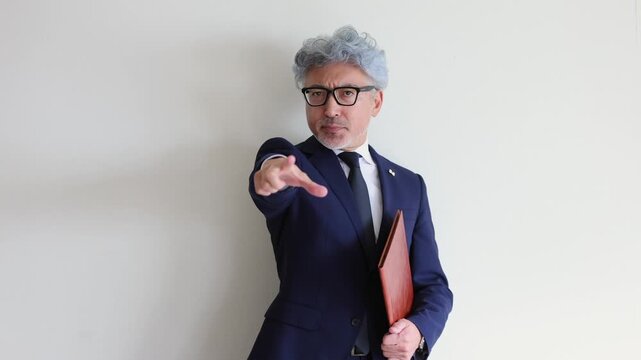 法廷で手を差し出して異議を申し立てる男性検察官