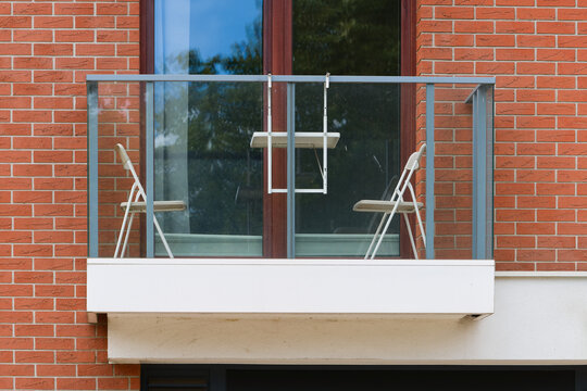 Balkon eines Apartmenthauses in der Innenstadt von Danzig, Gdansk, in Polen mit einem Tisch und zwei St&uuml;hlen