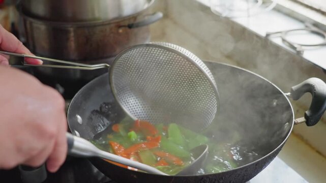 Take out the blanched lettuce and carrots with both hands